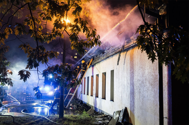 Nyíregyháza, 2022. augusztus 29. Tűzoltók dolgoznak a nyíregyházi Május 1. téren lévő négyszáz négyzetméter alapterületű kigyulladt közösségi épület oltásán 2022. augusztus 29-én. Berendezési tárgyak kaptak lángra a művelődés